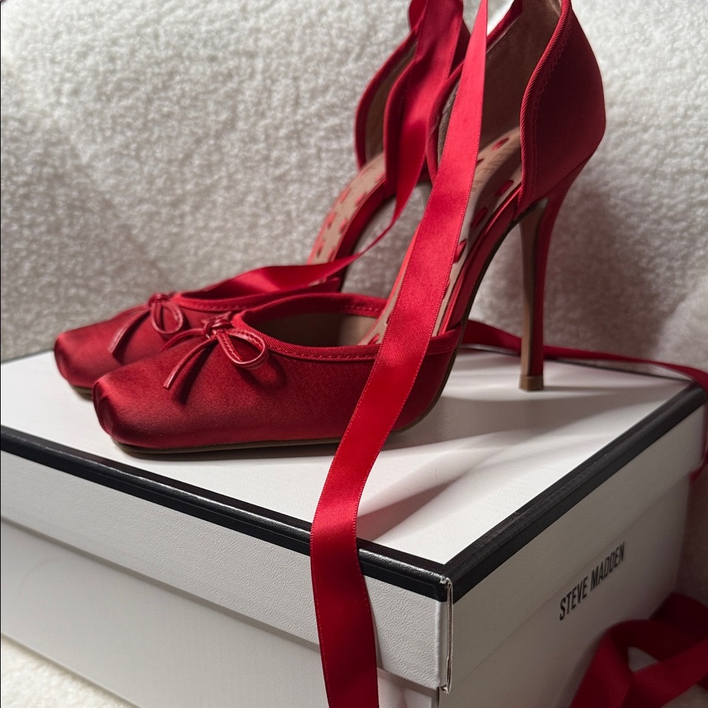 Elegant Red Satin Women's Shoes - Picture 3 of 7